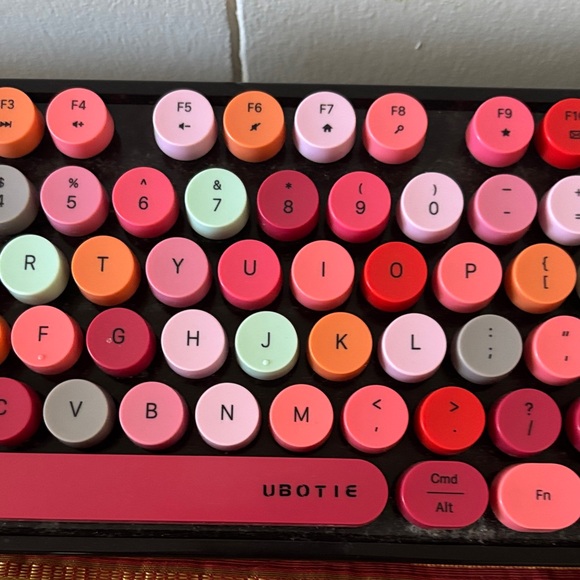 Colorful Retro Keyboard - Picture 5 of 7